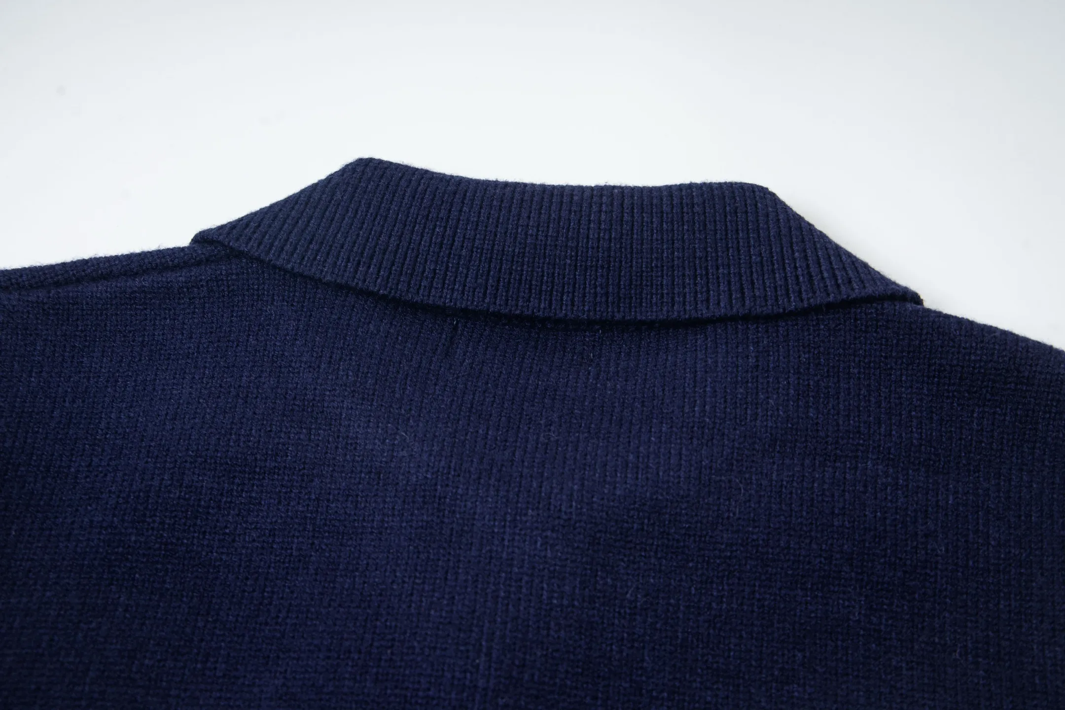 P230 Style number: Y258 Ralph Lauren POLO twist button open-chest sweater is a limited edition every year. There won’t be many styles in the store! Ralph Lauren men's half-button sweater. The shape is really nice. It can be worn alone or as a coat. It can be worn outside the inner layer. It is versatile and looks good. Tag, hanging grain, washable, packaging bag, full set of accessories. The appearance is quite high. The workmanship is super exquisite. Color: navy, gray, apricot, navy. Size: S M L XL